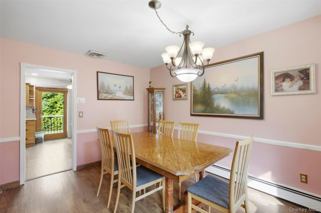 6 Stuyvesant Circle W, East Setauket, NY 11733