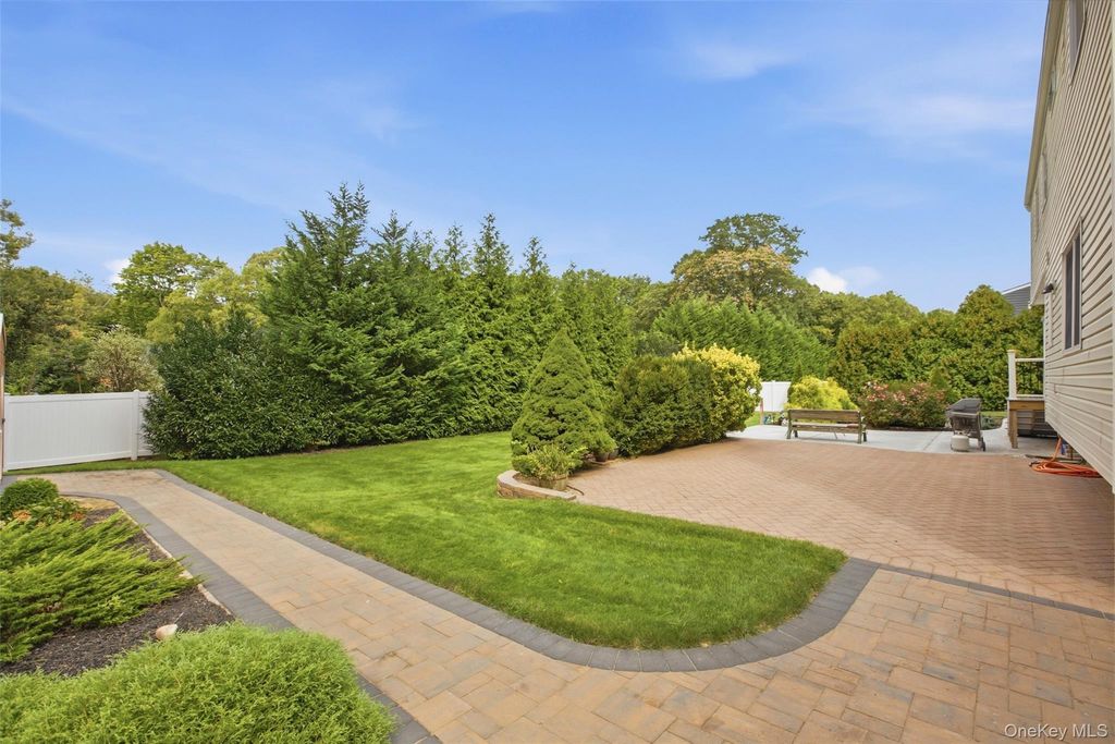 6 Stuyvesant Circle W, East Setauket, NY 11733 — photo 3