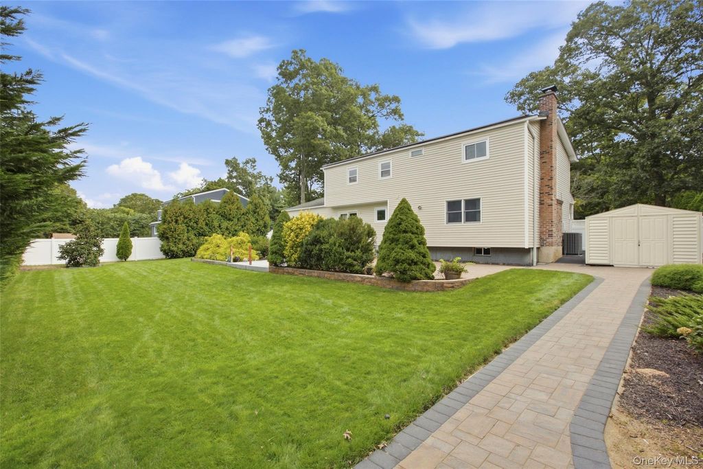 6 Stuyvesant Circle W, East Setauket, NY 11733 — photo 4