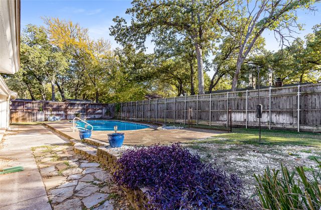 203 Walnut Way, Euless, TX 76039