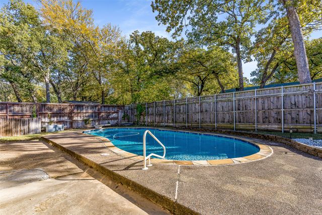 203 Walnut Way, Euless, TX 76039