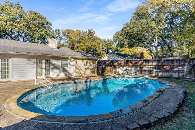 203 Walnut Way, Euless, TX 76039