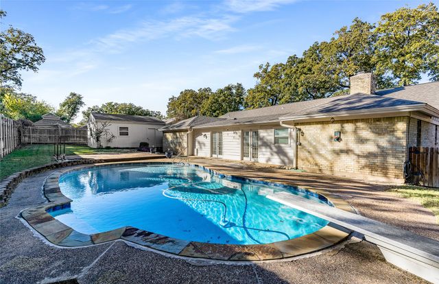 203 Walnut Way, Euless, TX 76039