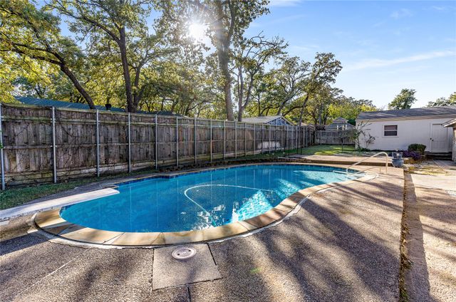 203 Walnut Way, Euless, TX 76039