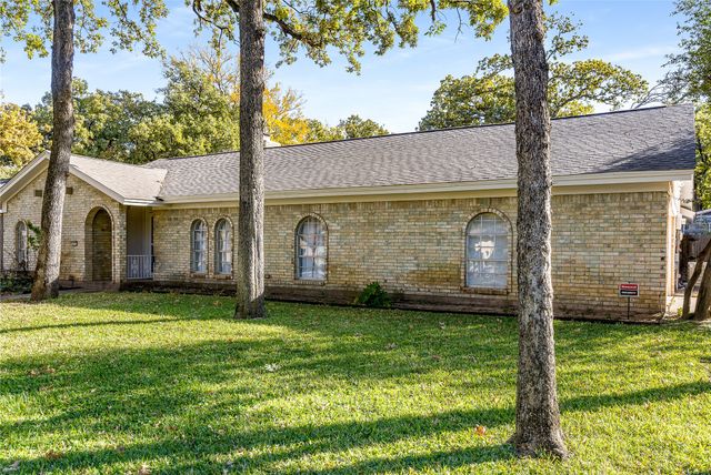 203 Walnut Way, Euless, TX 76039