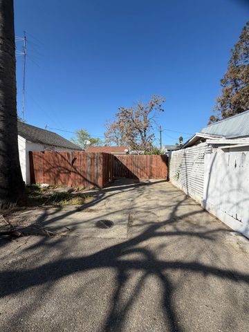 2324 6th St, Hughson, CA 95326