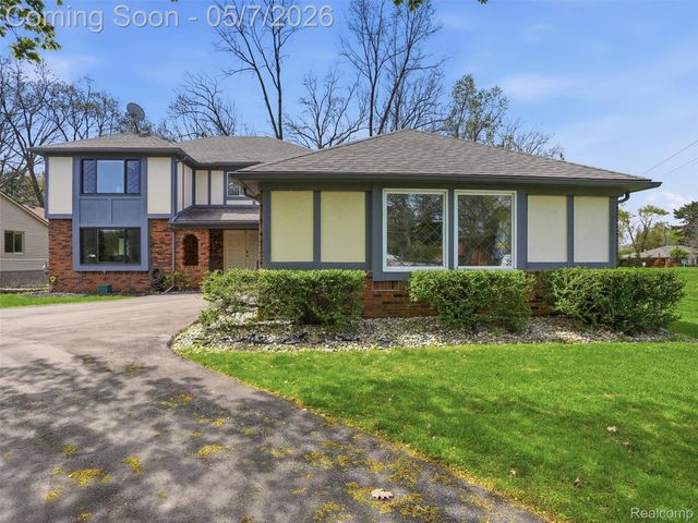 5800 Naneva Court, West Bloomfield Charter Township, MI 48322