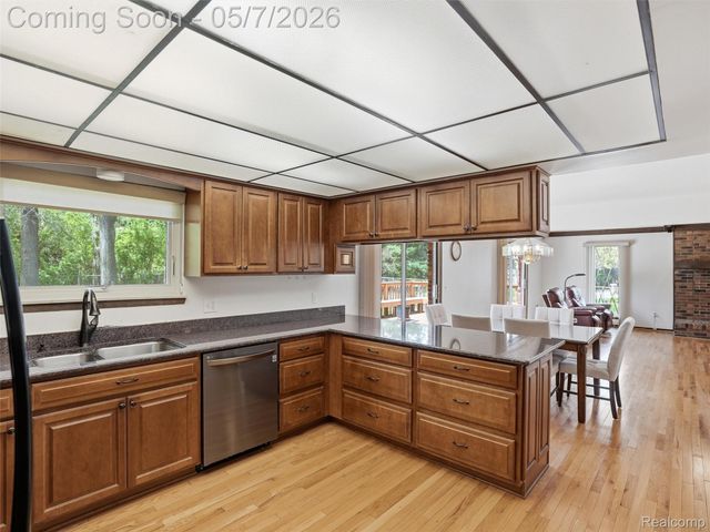 5800 Naneva Court, West Bloomfield Charter Township, MI 48322