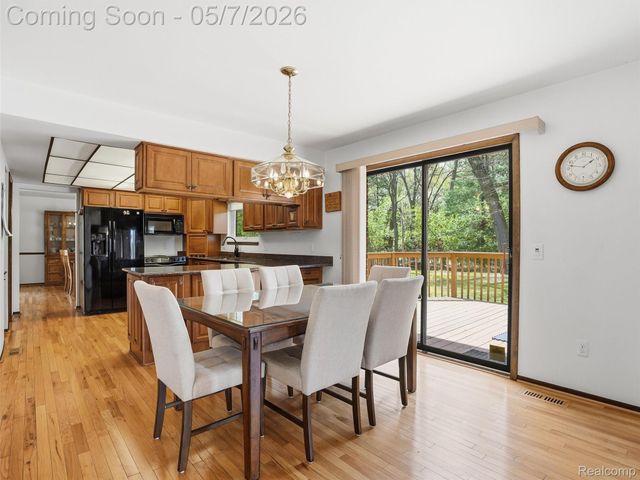 5800 Naneva Court, West Bloomfield Charter Township, MI 48322