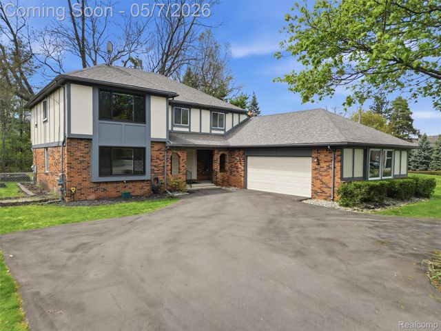 5800 Naneva Court, West Bloomfield Charter Township, MI 48322