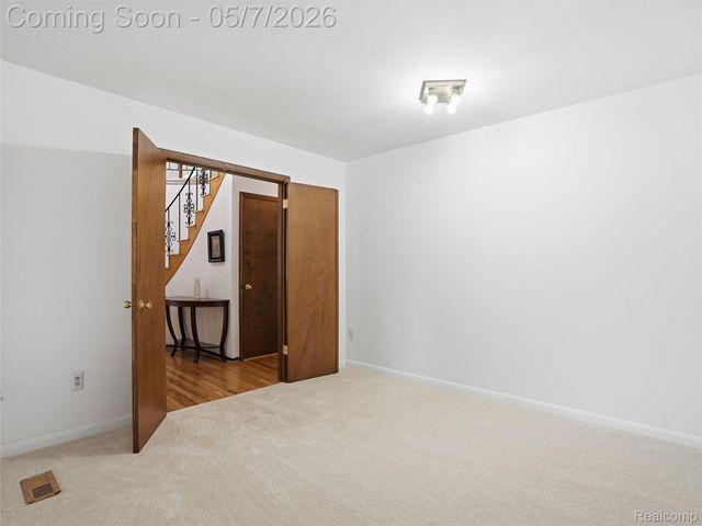 5800 Naneva Court, West Bloomfield Charter Township, MI 48322