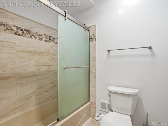 5800 Naneva Court, West Bloomfield Charter Township, MI 48322