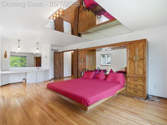 5800 Naneva Court, West Bloomfield Charter Township, MI 48322