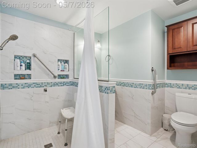 5800 Naneva Court, West Bloomfield Charter Township, MI 48322