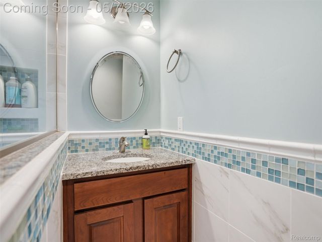 5800 Naneva Court, West Bloomfield Charter Township, MI 48322