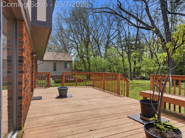 5800 Naneva Court, West Bloomfield Charter Township, MI 48322