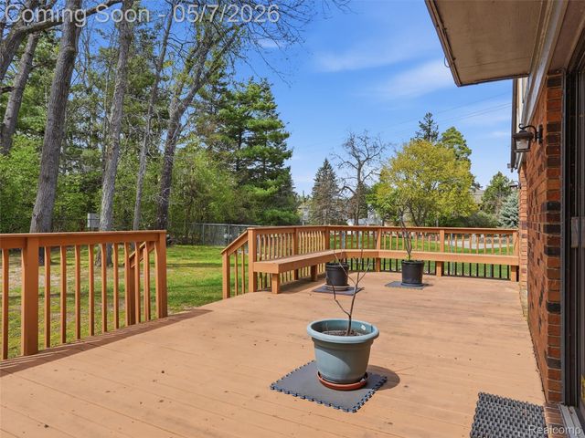 5800 Naneva Court, West Bloomfield Charter Township, MI 48322