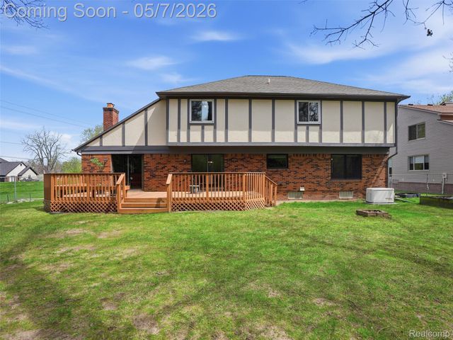 5800 Naneva Court, West Bloomfield Charter Township, MI 48322