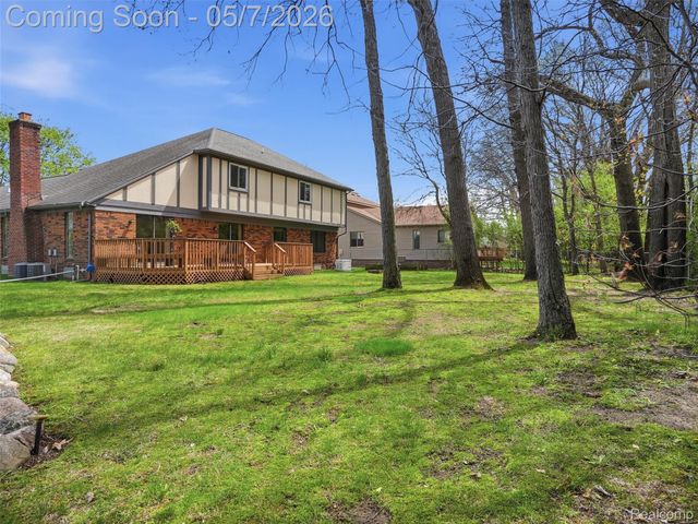 5800 Naneva Court, West Bloomfield Charter Township, MI 48322