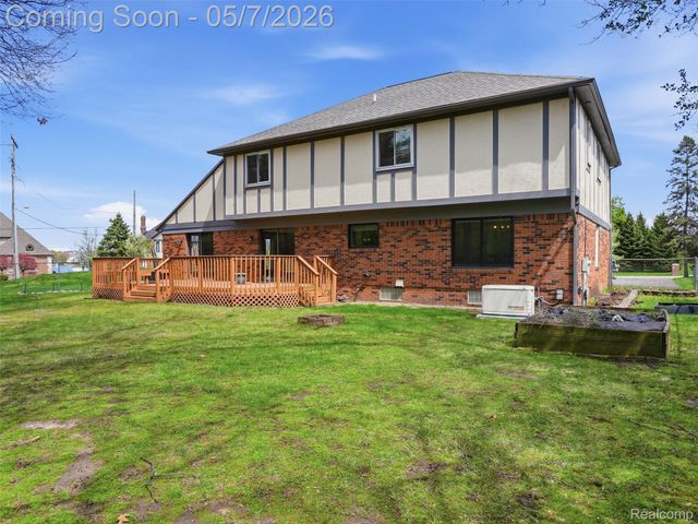 5800 Naneva Court, West Bloomfield Charter Township, MI 48322