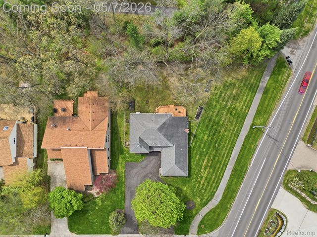 5800 Naneva Court, West Bloomfield Charter Township, MI 48322
