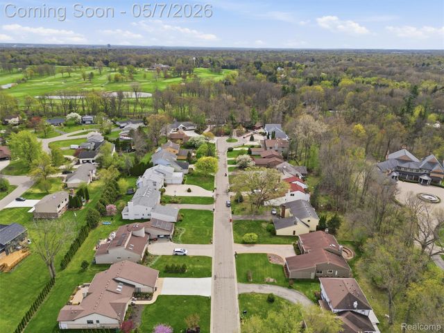 5800 Naneva Court, West Bloomfield Charter Township, MI 48322