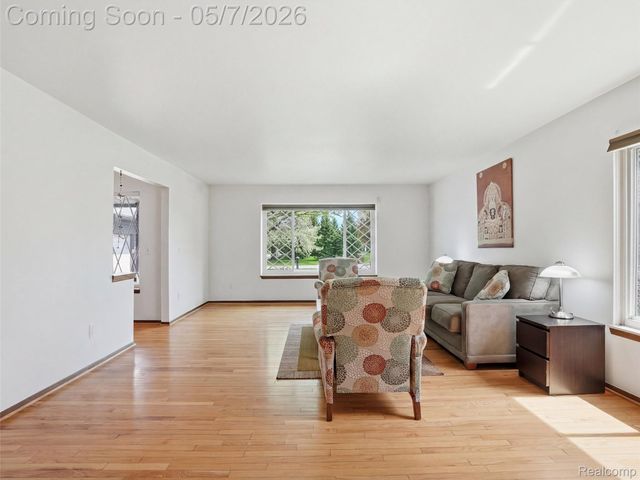 5800 Naneva Court, West Bloomfield Charter Township, MI 48322