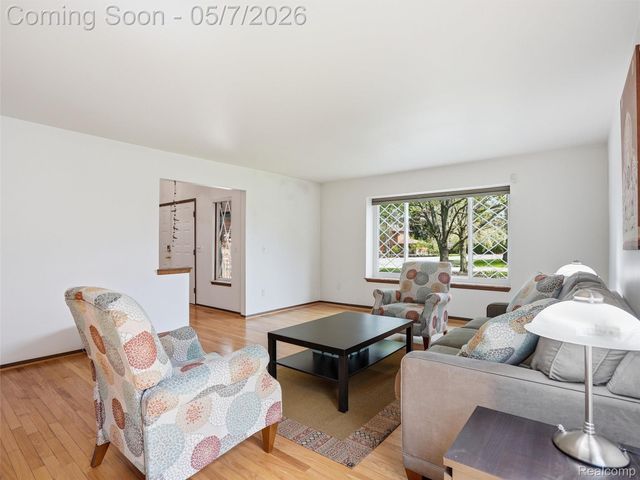 5800 Naneva Court, West Bloomfield Charter Township, MI 48322