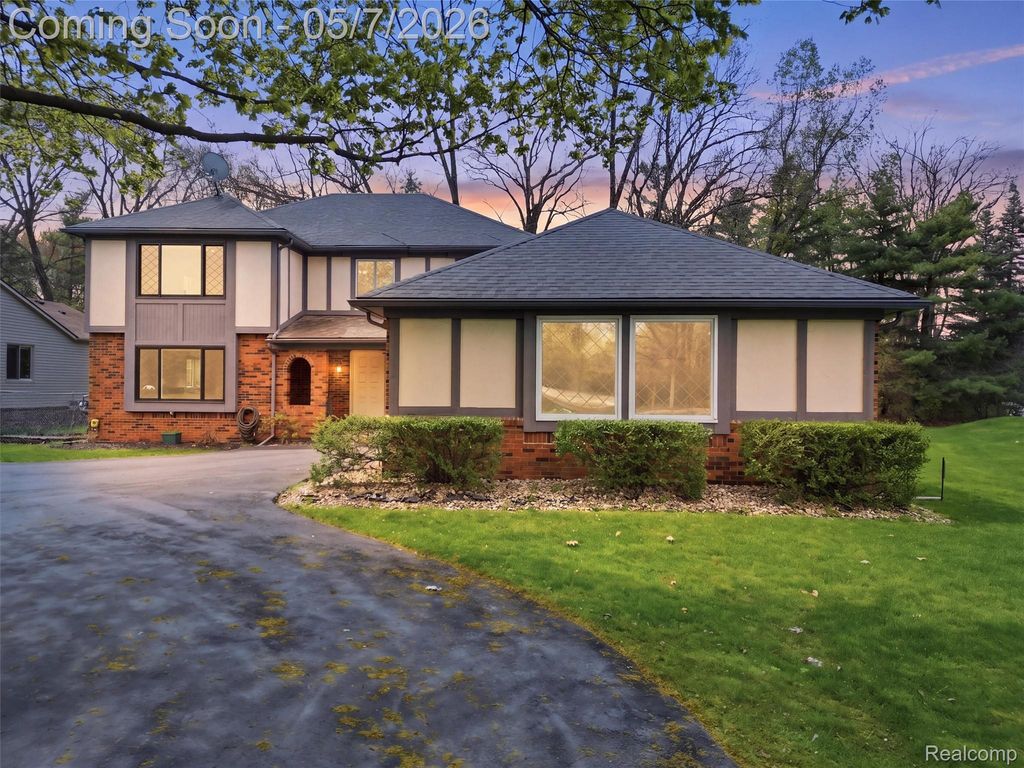 5800 Naneva Court, West Bloomfield Charter Township, MI 48322
