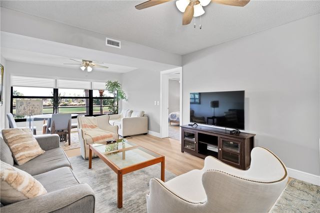 31 Plantation Drive 203, Vero Beach, FL 32966