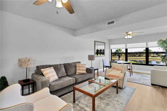 31 Plantation Drive 203, Vero Beach, FL 32966