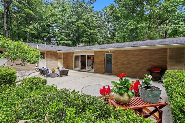 6028 Manorwood Drive, Kalamazoo, MI 49009