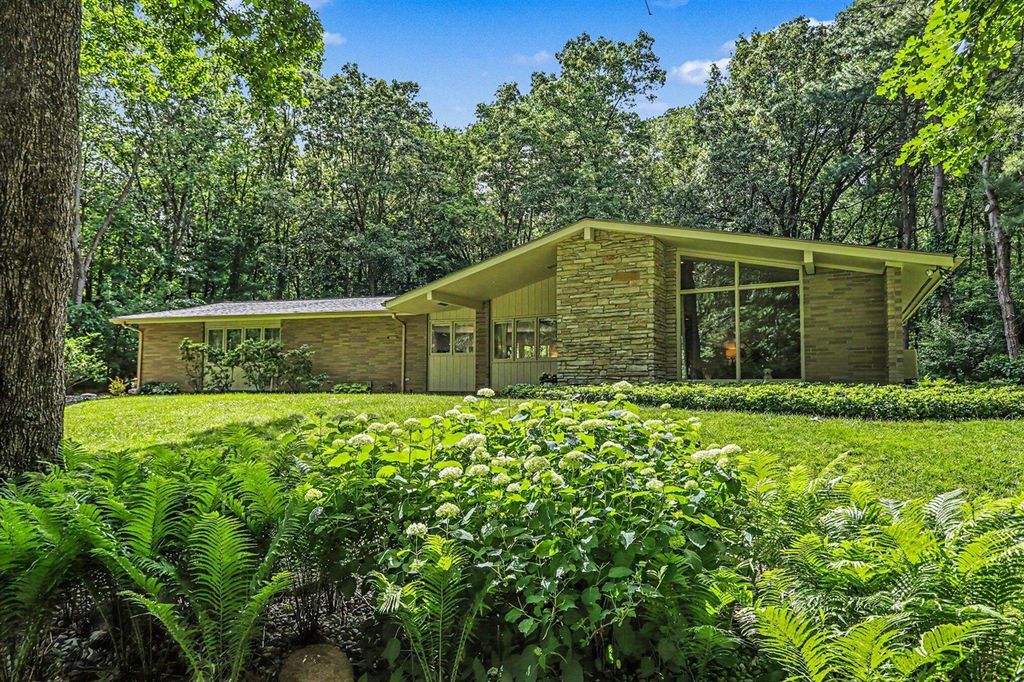 6028 Manorwood Drive, Kalamazoo, MI 49009