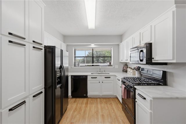 3821 Brighton Drive, Bryan, TX 77802