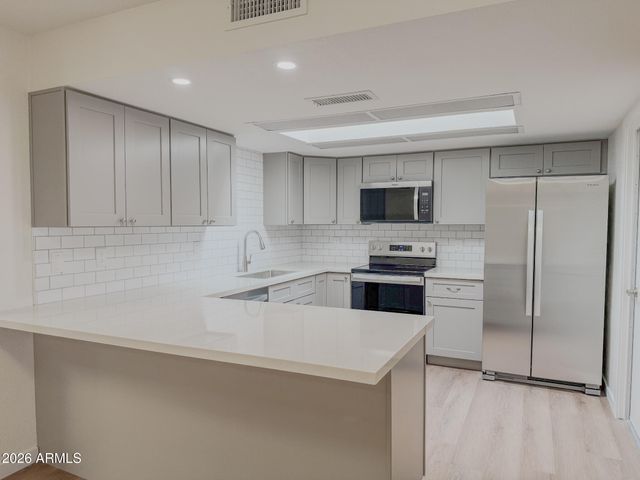 2533 E WAGONER Road, Phoenix, AZ 85032