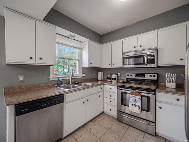 671 Glenmoor Drive, Evansville, IN 47715