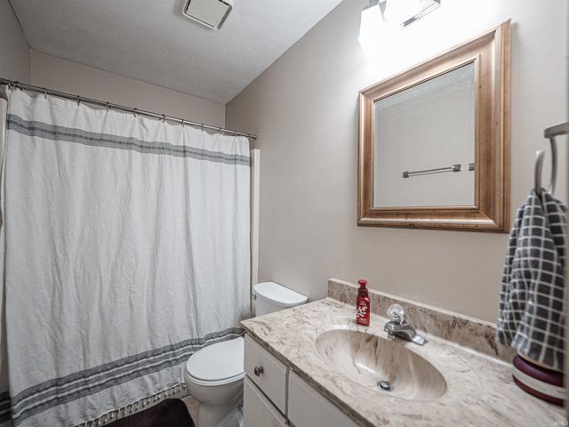 671 Glenmoor Drive, Evansville, IN 47715