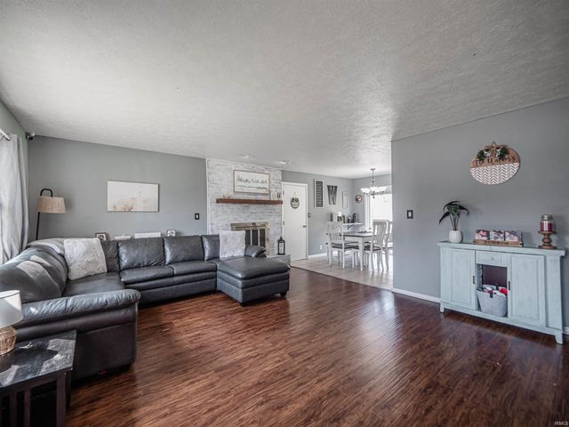 671 Glenmoor Drive, Evansville, IN 47715