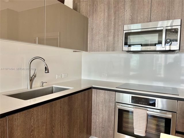 68 SE 6th St 3010, Miami, FL 33131