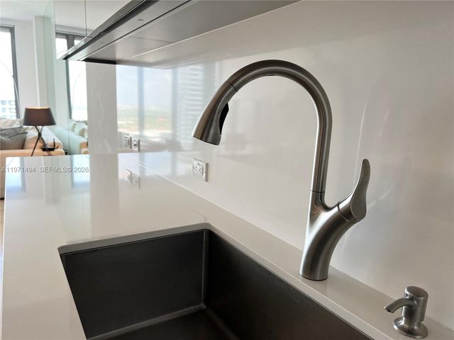 68 SE 6th St 3010, Miami, FL 33131