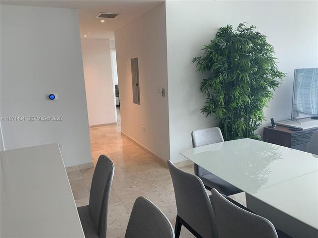 68 SE 6th St 3010, Miami, FL 33131