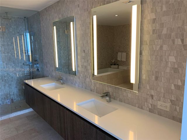 68 SE 6th St 3010, Miami, FL 33131