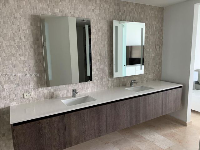 68 SE 6th St 3010, Miami, FL 33131