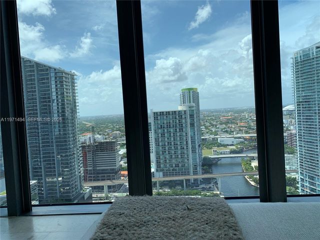 68 SE 6th St 3010, Miami, FL 33131