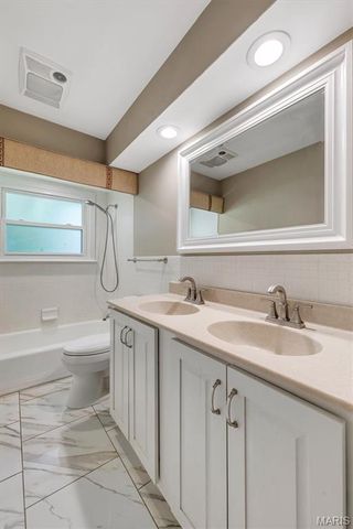 24 Country Fair Lane, Creve Coeur, MO 63141