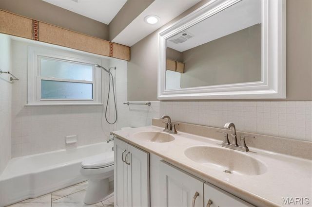 24 Country Fair Lane, Creve Coeur, MO 63141