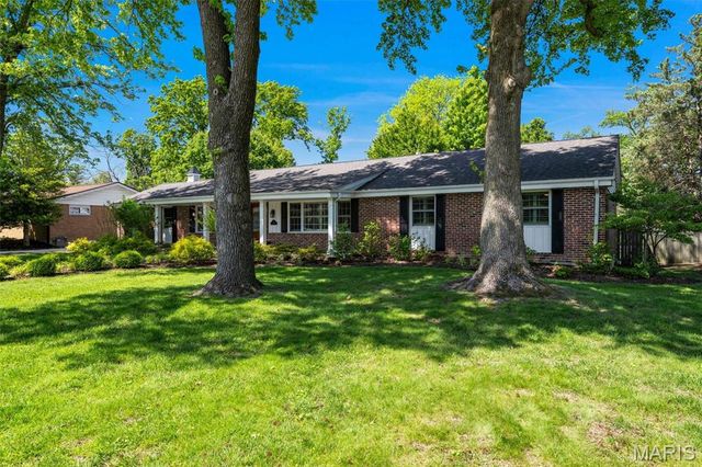 24 Country Fair Lane, Creve Coeur, MO 63141