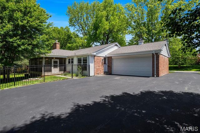24 Country Fair Lane, Creve Coeur, MO 63141