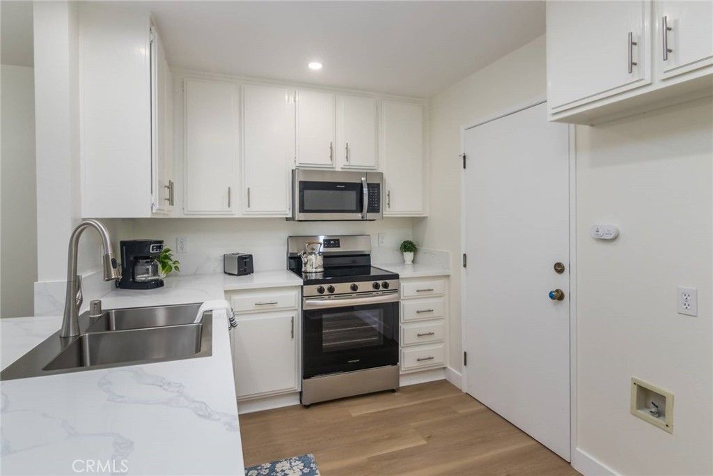 Image 11 of property listing at 11601 Tampa 178, Porter Ranch, CA 91326