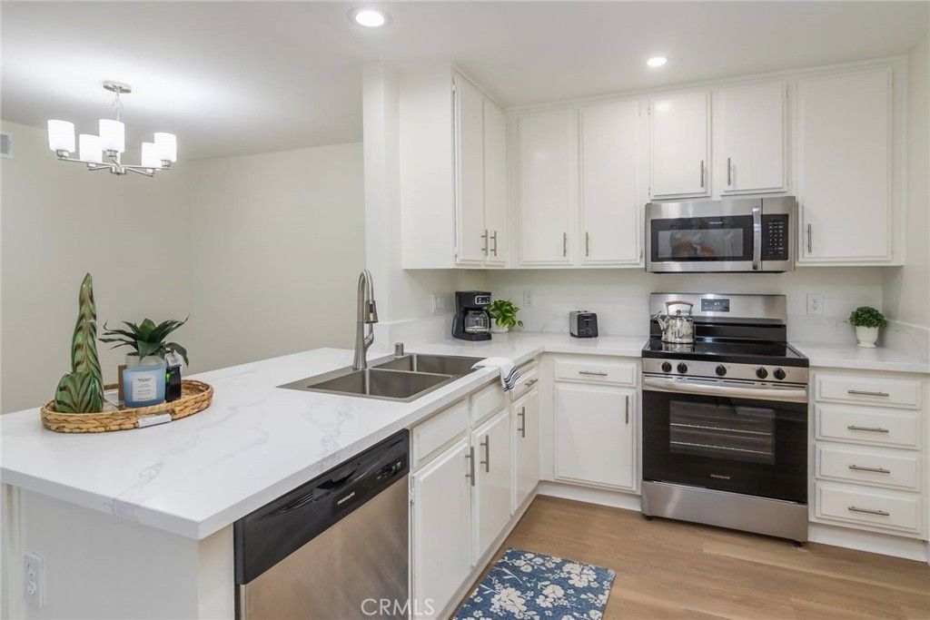 Image 12 of property listing at 11601 Tampa 178, Porter Ranch, CA 91326